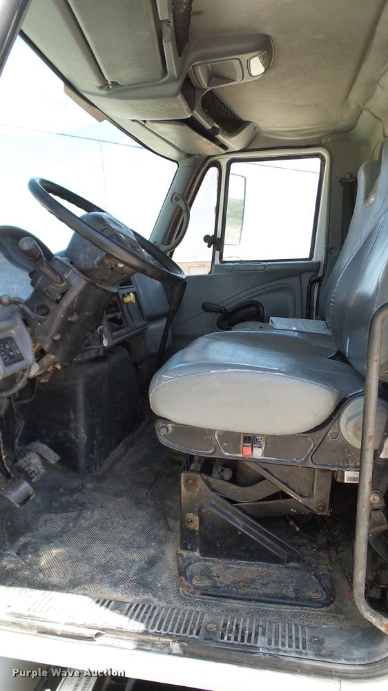 image for item DA6790 2004 International DuraStar 4300 winch truck