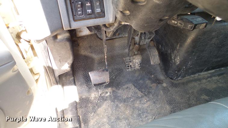 image for item DA6790 2004 International DuraStar 4300 winch truck