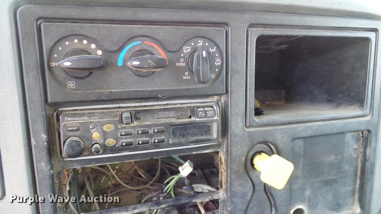 image for item DA6790 2004 International DuraStar 4300 winch truck