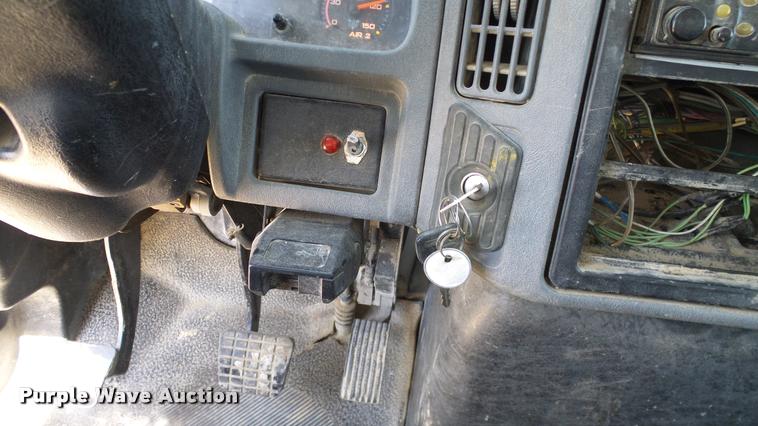 image for item DA6790 2004 International DuraStar 4300 winch truck