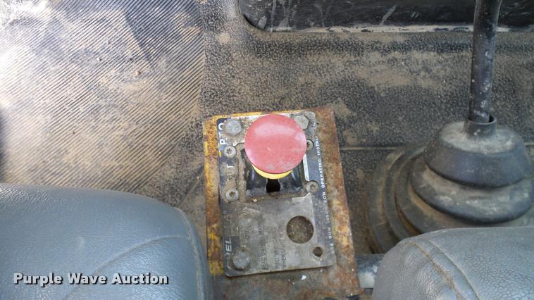 image for item DA6790 2004 International DuraStar 4300 winch truck