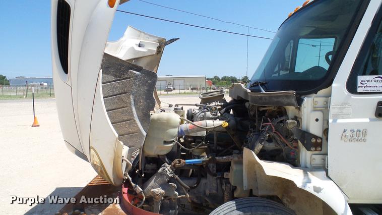 image for item DA6790 2004 International DuraStar 4300 winch truck