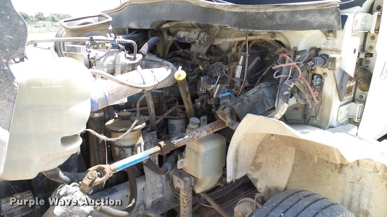 image for item DA6790 2004 International DuraStar 4300 winch truck