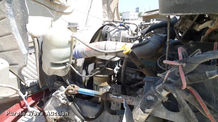 image for item DA6790 2004 International DuraStar 4300 winch truck