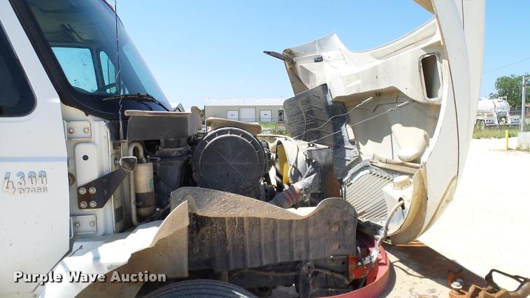 image for item DA6790 2004 International DuraStar 4300 winch truck