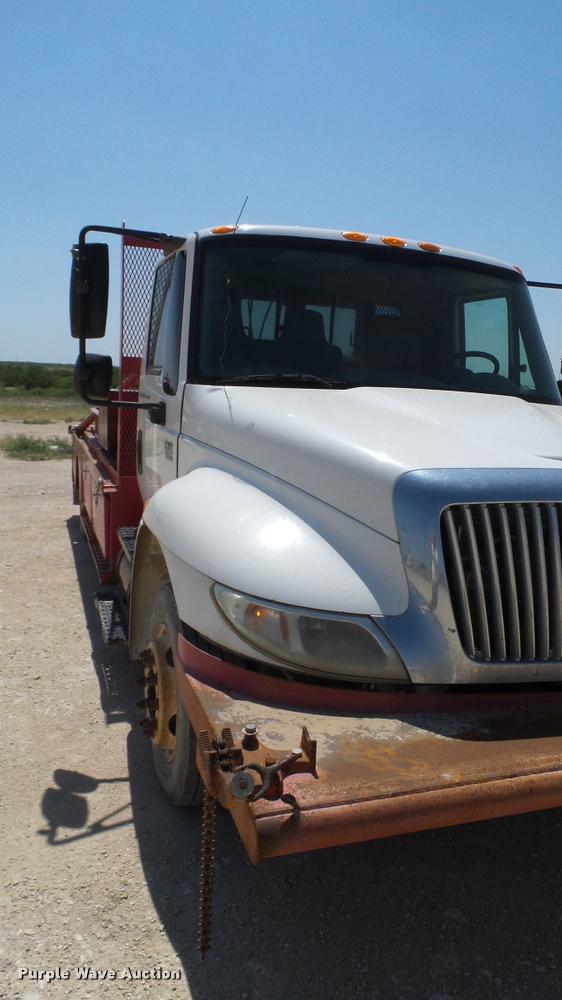 image for item DA6790 2004 International DuraStar 4300 winch truck