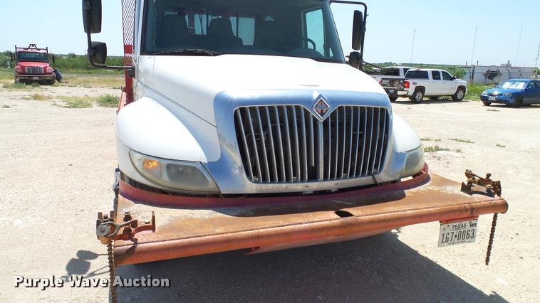 image for item DA6790 2004 International DuraStar 4300 winch truck