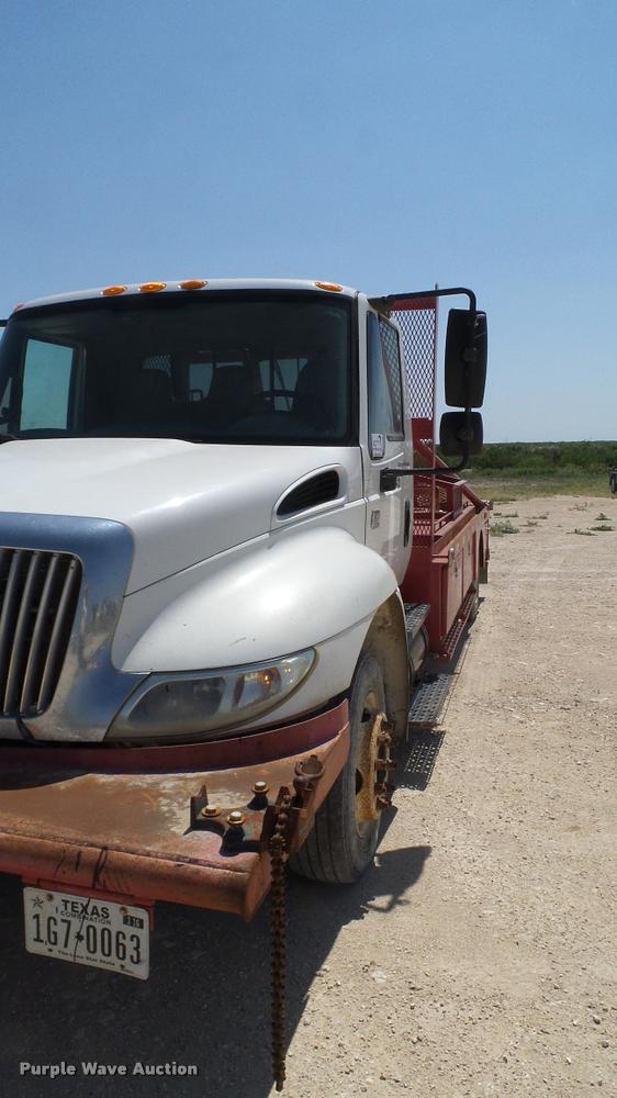 image for item DA6790 2004 International DuraStar 4300 winch truck