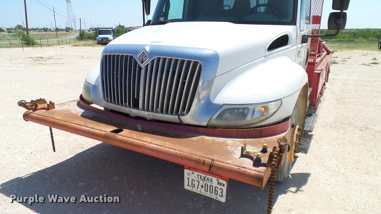 image for item DA6790 2004 International DuraStar 4300 winch truck