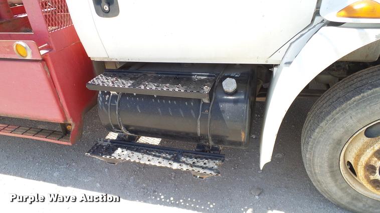 image for item DA6790 2004 International DuraStar 4300 winch truck