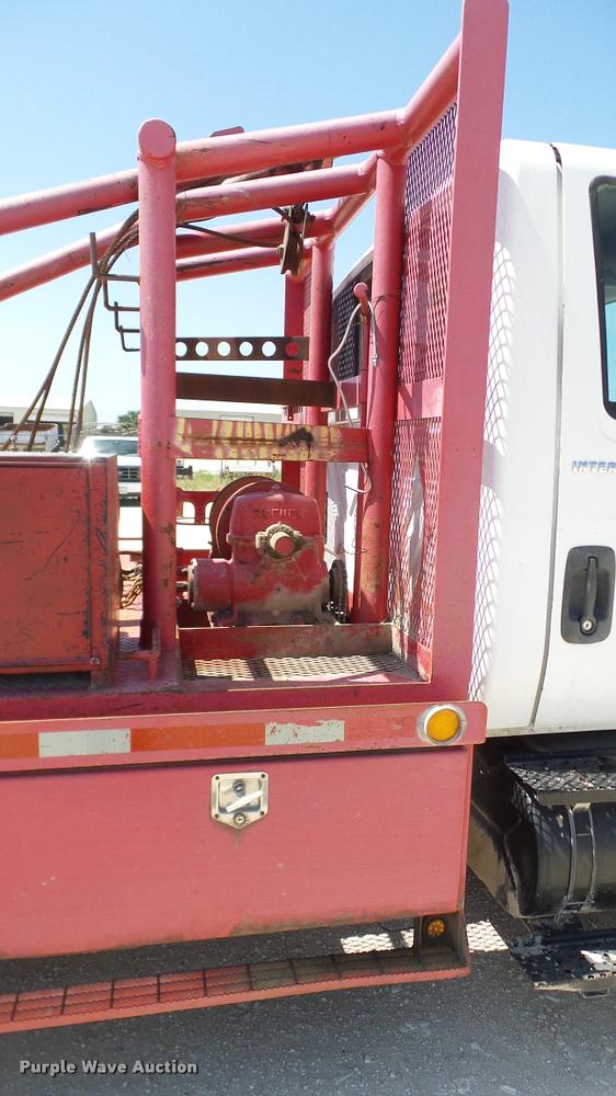 image for item DA6790 2004 International DuraStar 4300 winch truck