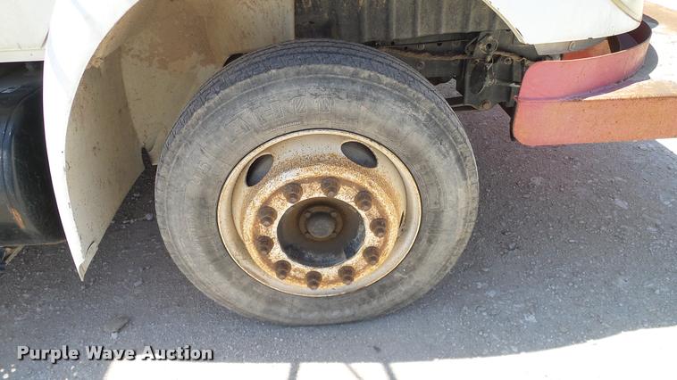 image for item DA6790 2004 International DuraStar 4300 winch truck