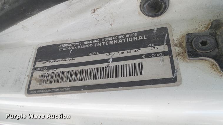 image for item DA6790 2004 International DuraStar 4300 winch truck