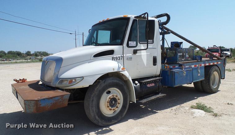 image for item DA6791 2002 International 4300 winch truck