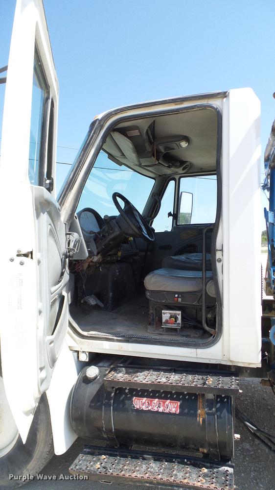 image for item DA6791 2002 International 4300 winch truck