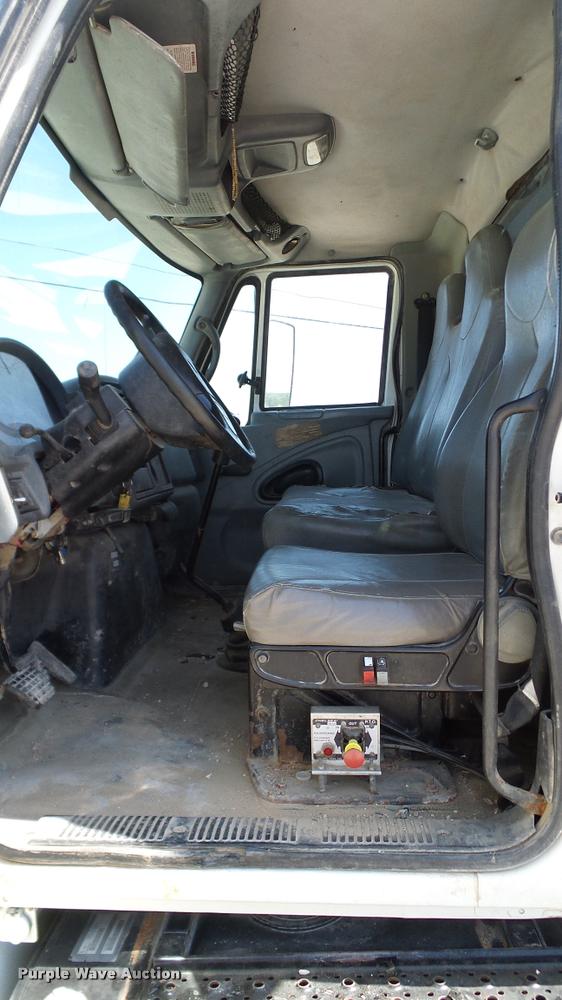 image for item DA6791 2002 International 4300 winch truck