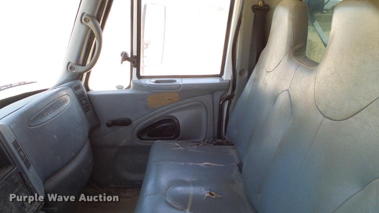 image for item DA6791 2002 International 4300 winch truck