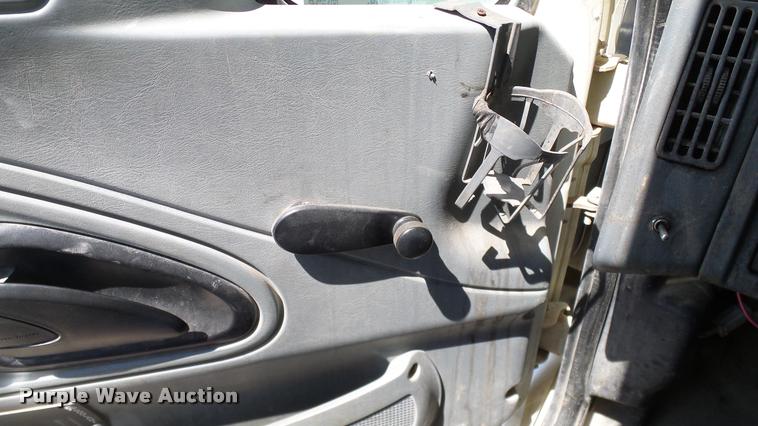 image for item DA6791 2002 International 4300 winch truck