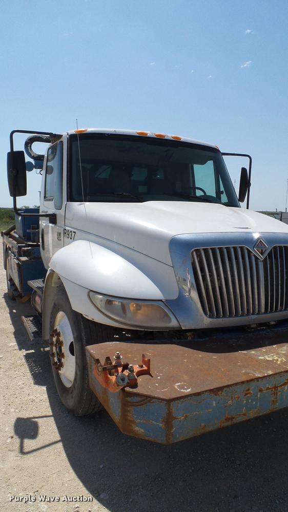 image for item DA6791 2002 International 4300 winch truck