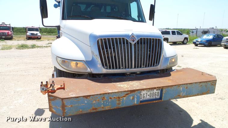 image for item DA6791 2002 International 4300 winch truck