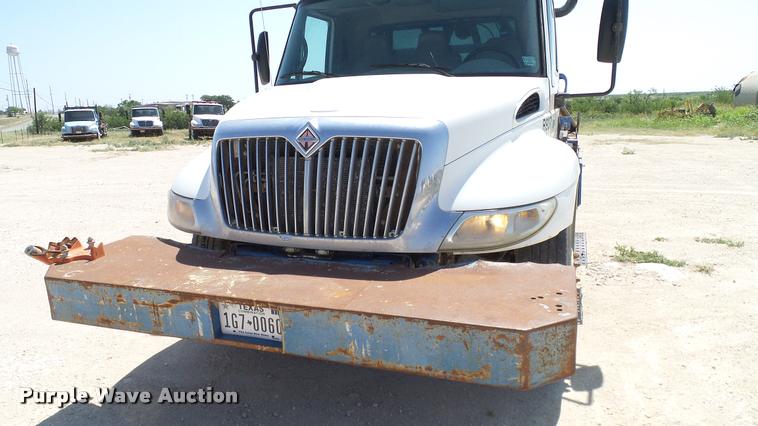 image for item DA6791 2002 International 4300 winch truck