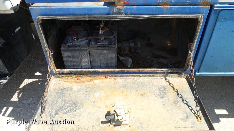 image for item DA6791 2002 International 4300 winch truck