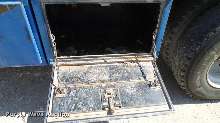 image for item DA6791 2002 International 4300 winch truck