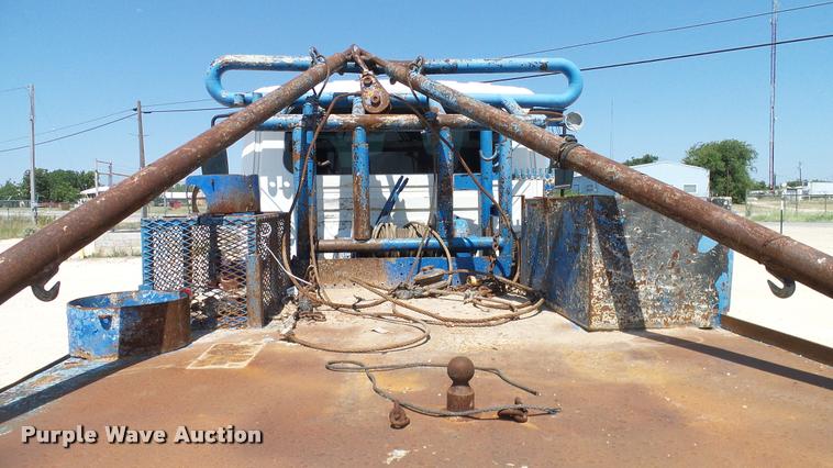 image for item DA6791 2002 International 4300 winch truck