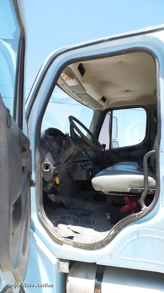 image for item DA6793 2005 Freightliner Business Class M2 winch truck