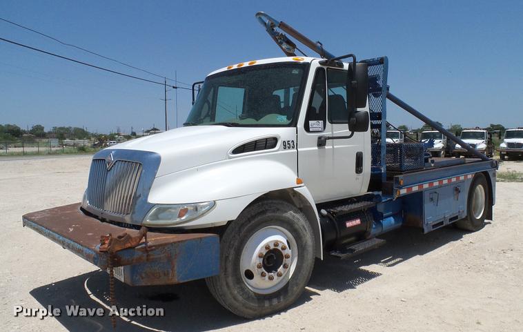 image for item DA6794 2004 International DuraStar 4300 winch truck