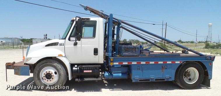 image for item DA6794 2004 International DuraStar 4300 winch truck