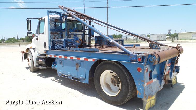 image for item DA6794 2004 International DuraStar 4300 winch truck