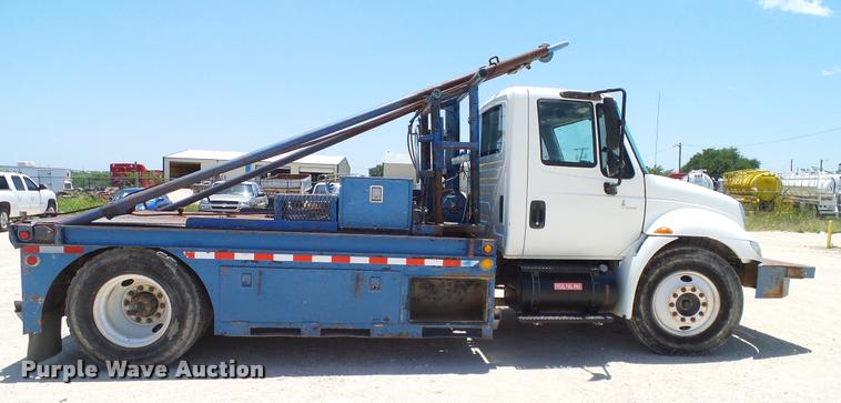 image for item DA6794 2004 International DuraStar 4300 winch truck