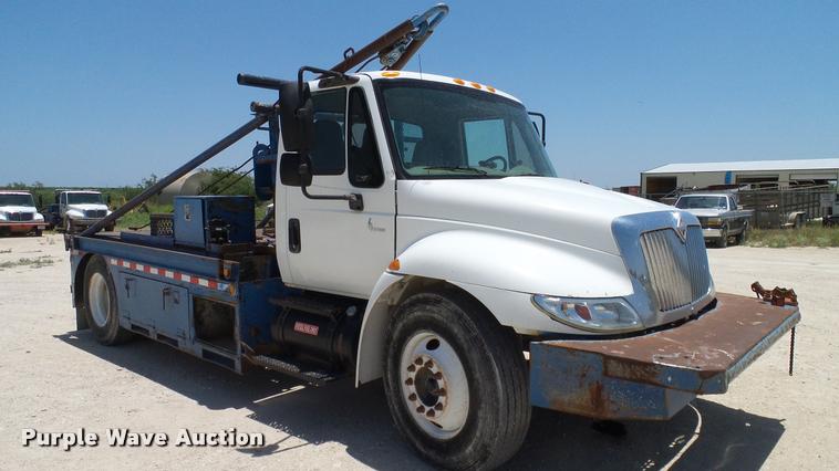 image for item DA6794 2004 International DuraStar 4300 winch truck