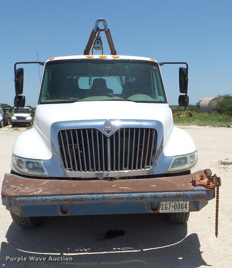 image for item DA6794 2004 International DuraStar 4300 winch truck