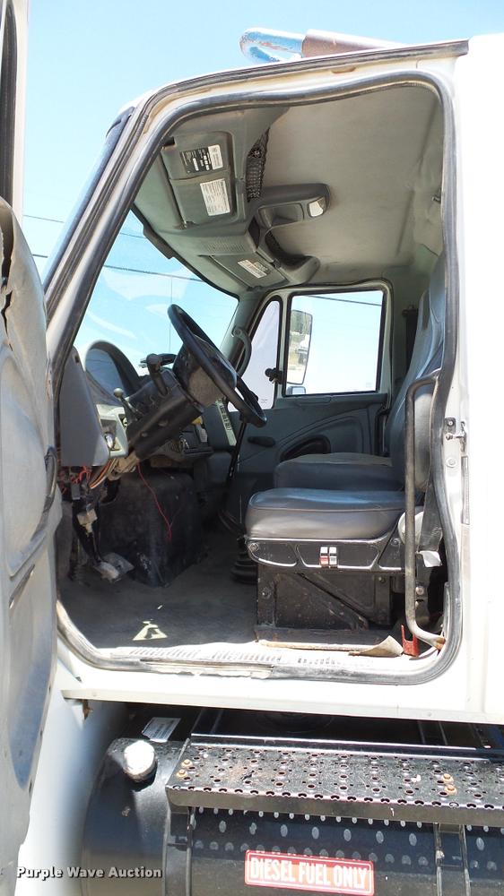 image for item DA6794 2004 International DuraStar 4300 winch truck