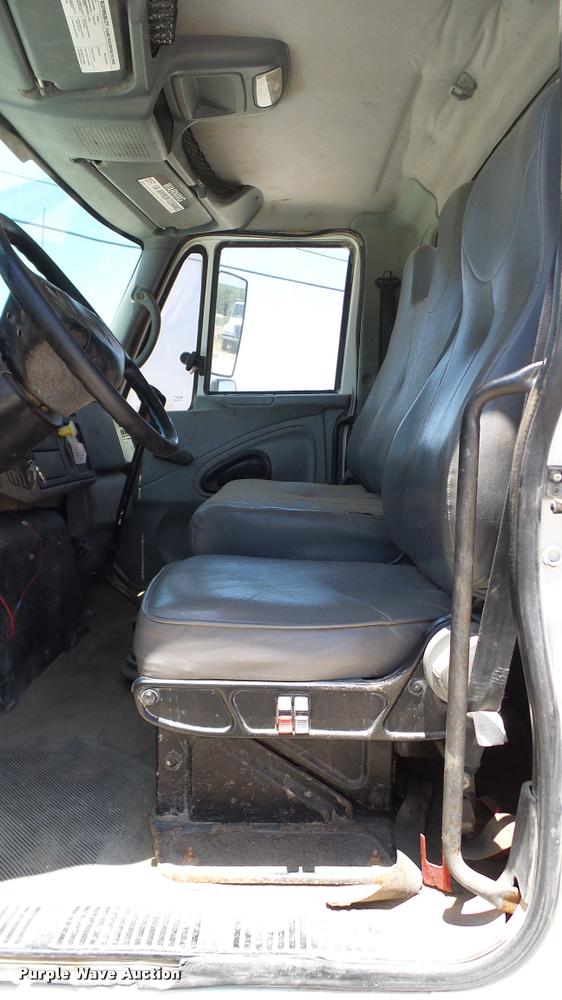 image for item DA6794 2004 International DuraStar 4300 winch truck