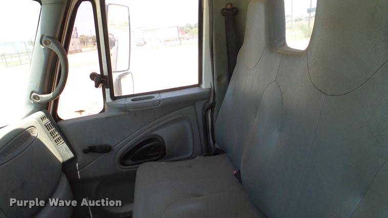 image for item DA6794 2004 International DuraStar 4300 winch truck