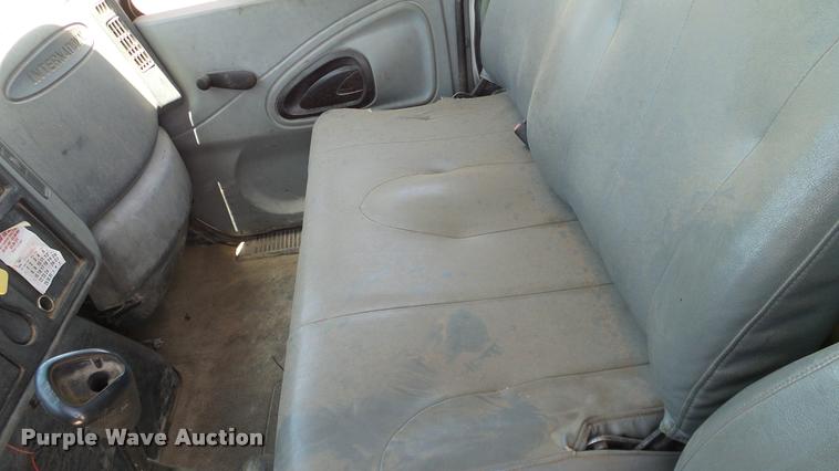 image for item DA6794 2004 International DuraStar 4300 winch truck