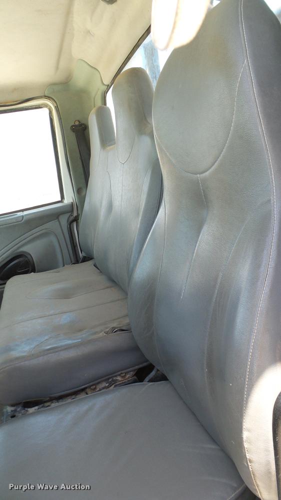 image for item DA6794 2004 International DuraStar 4300 winch truck