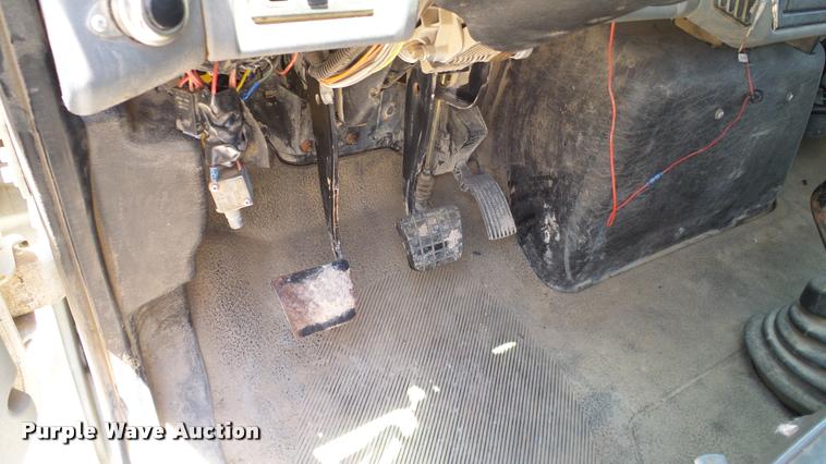 image for item DA6794 2004 International DuraStar 4300 winch truck