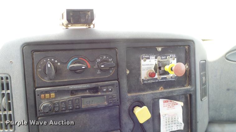 image for item DA6794 2004 International DuraStar 4300 winch truck