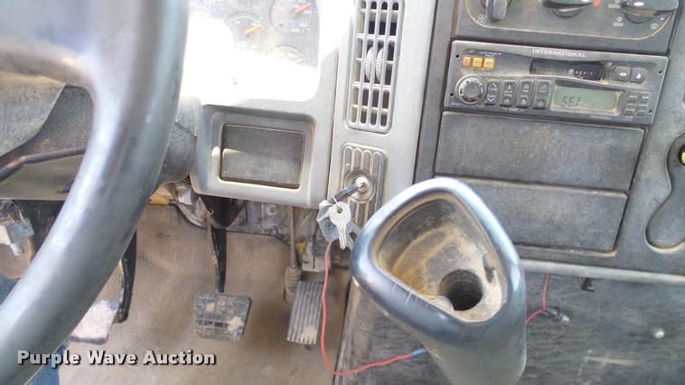 image for item DA6794 2004 International DuraStar 4300 winch truck