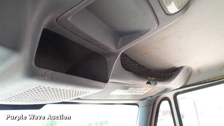 image for item DA6794 2004 International DuraStar 4300 winch truck