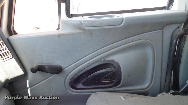 image for item DA6794 2004 International DuraStar 4300 winch truck