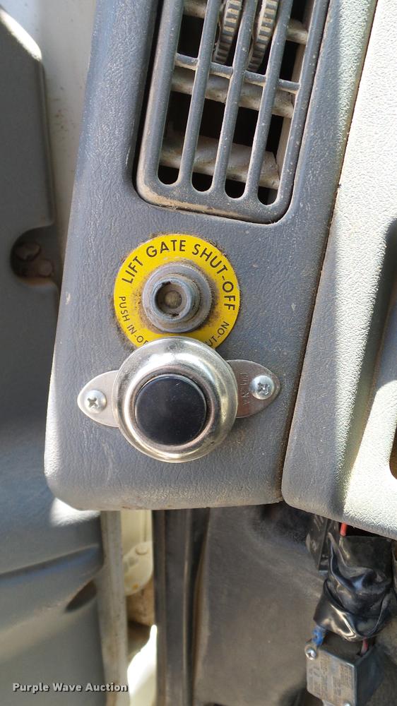 image for item DA6794 2004 International DuraStar 4300 winch truck