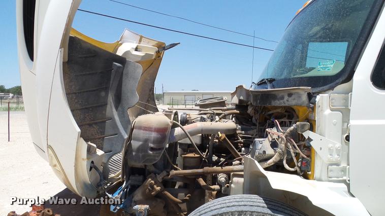 image for item DA6794 2004 International DuraStar 4300 winch truck