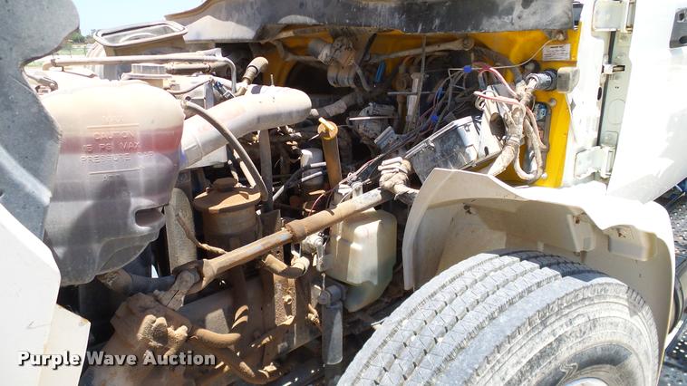 image for item DA6794 2004 International DuraStar 4300 winch truck