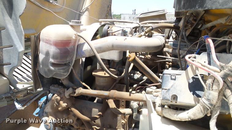 image for item DA6794 2004 International DuraStar 4300 winch truck