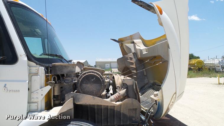 image for item DA6794 2004 International DuraStar 4300 winch truck